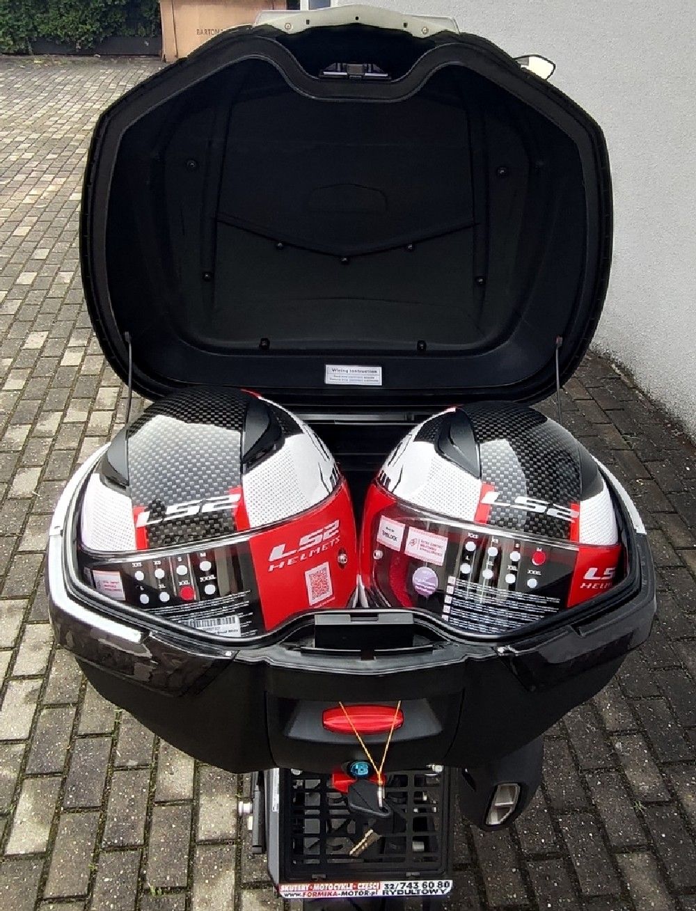 Kufer centralny 48L czarny światła LED - obrazek 11