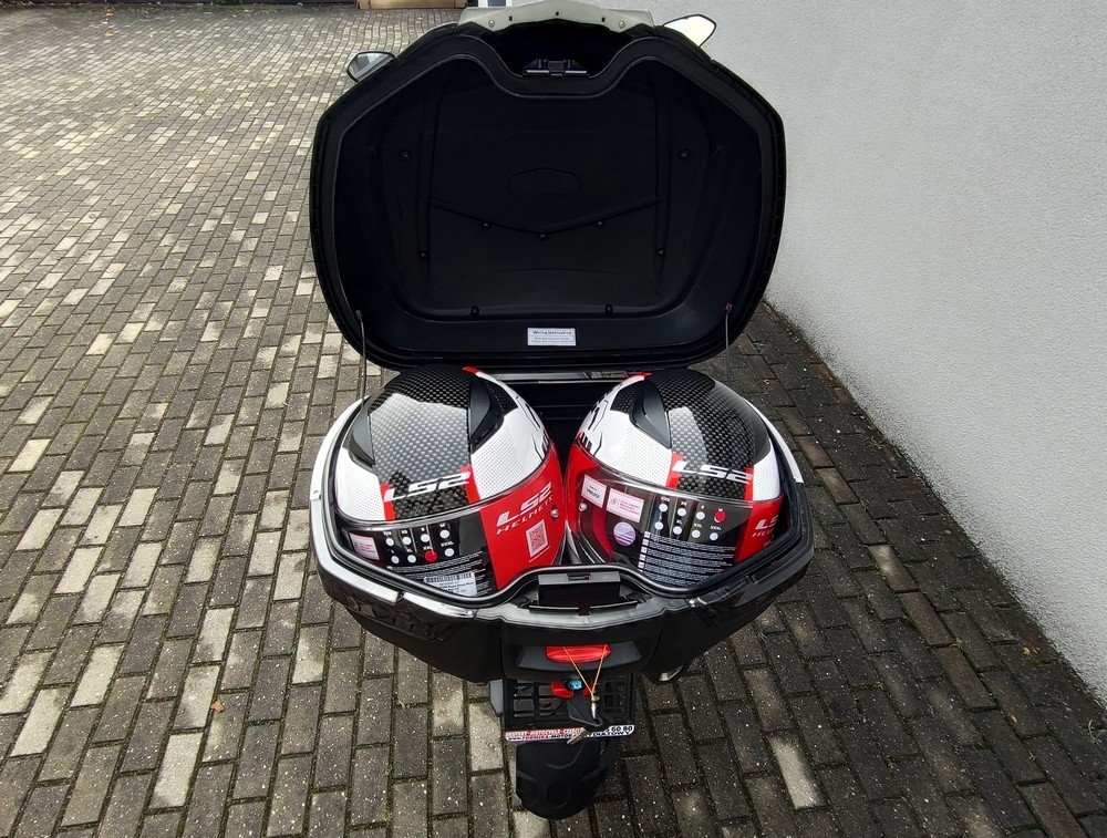 Kufer centralny 48L czarny światła LED - obrazek 12