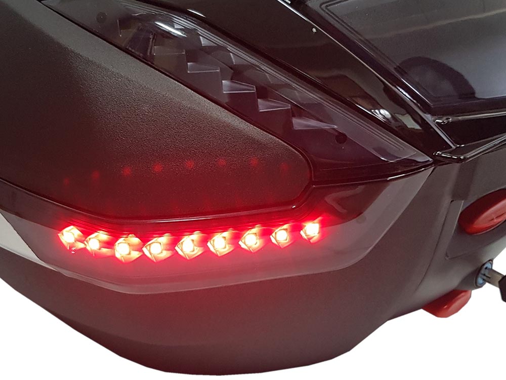 Kufer centralny 48L czarny światła LED - obrazek 8